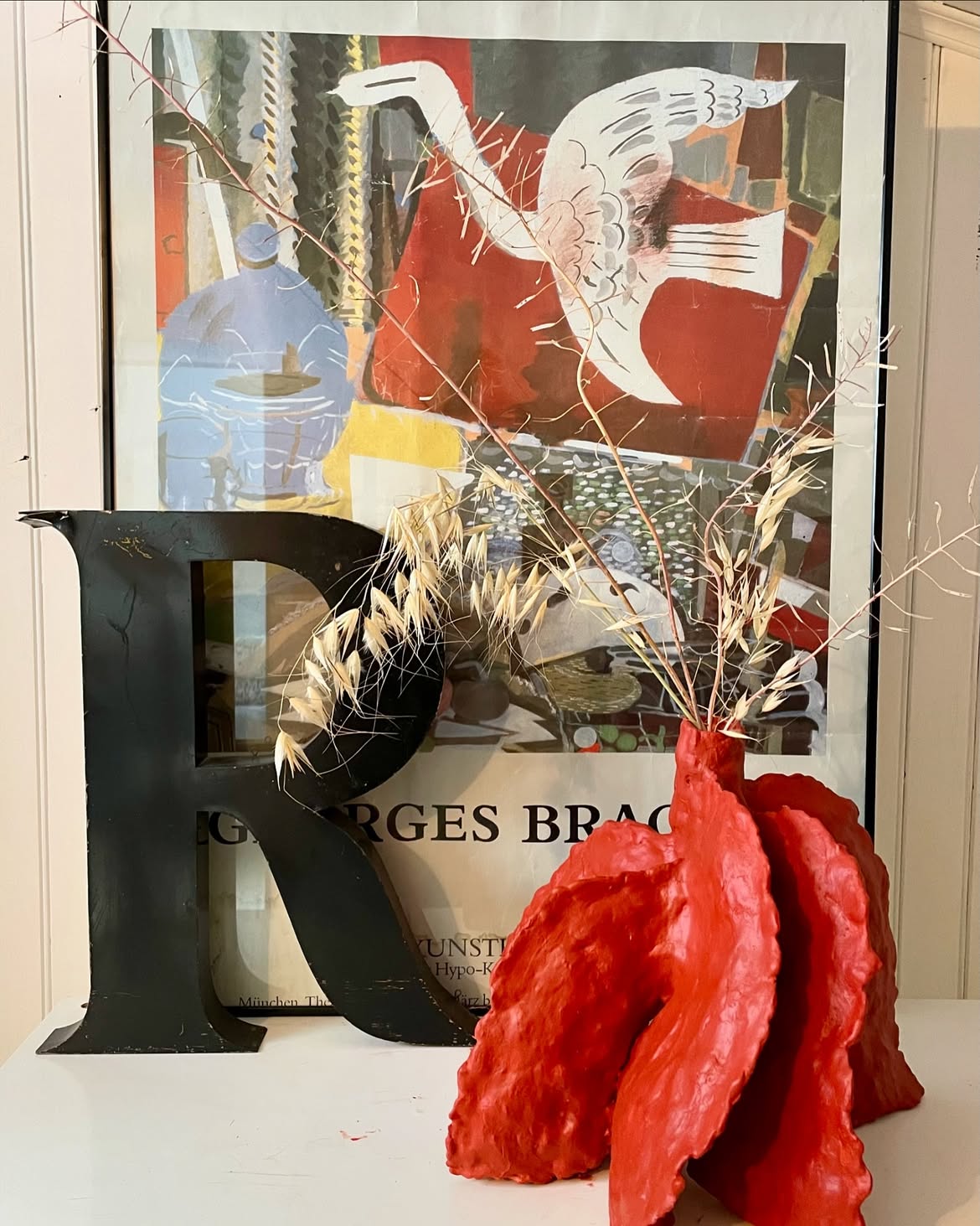 Vase rouge terracotta en pulpe aux strates ouvertes